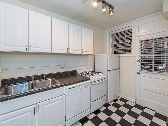 5th image of 2716 W Grace St