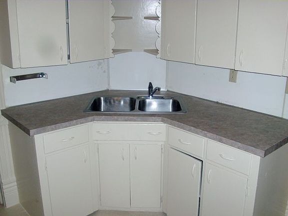 3rd image of 822 Prospect Ave NE #1