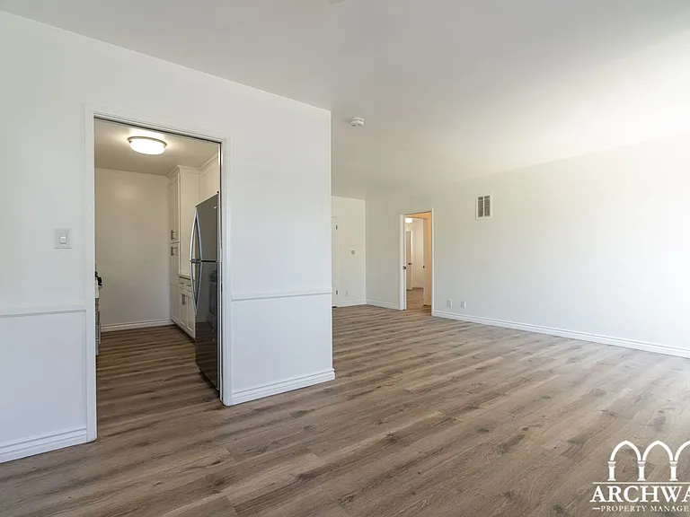1115 Glenville — Photo 5