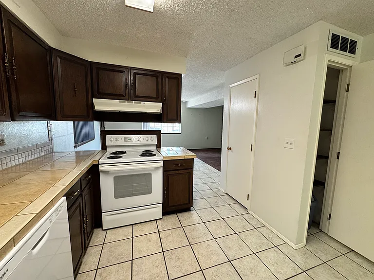 4601 Hillcrest Dr — Photo 3