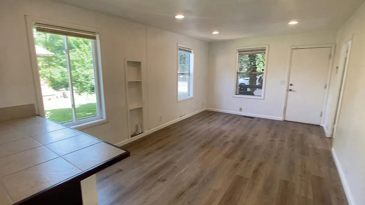 4 bed, 800 sqft, $1,995 — Photo 4