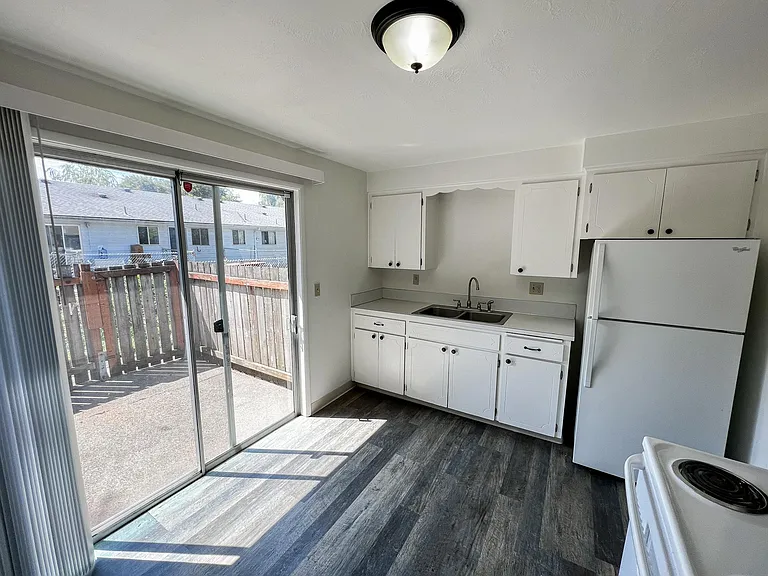2514 Honeysuckle Way NE — Photo 10