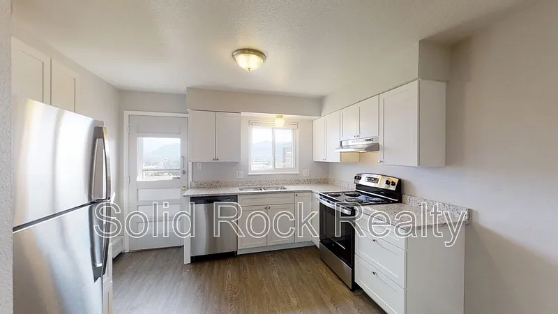 3 bed, 1.0 bath, 990 sqft, $1,300 — Photo 1