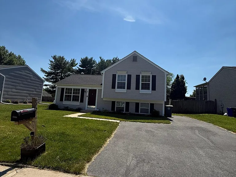 805 London Ct — Photo 3