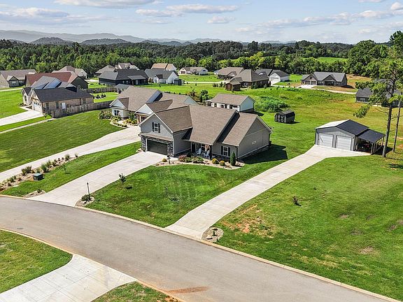 2nd image of 811 Pinebrooke Dr