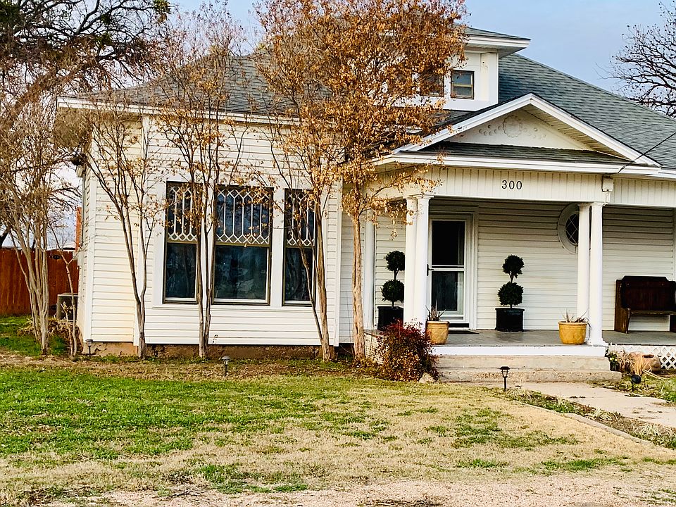2nd image of 806 Pecan St