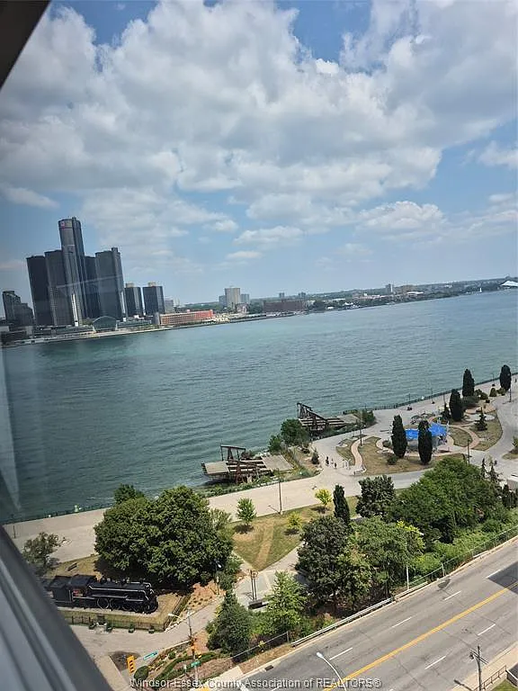 2 bed, 1.5 bath, 890 sqft, $2,500 — Photo 4