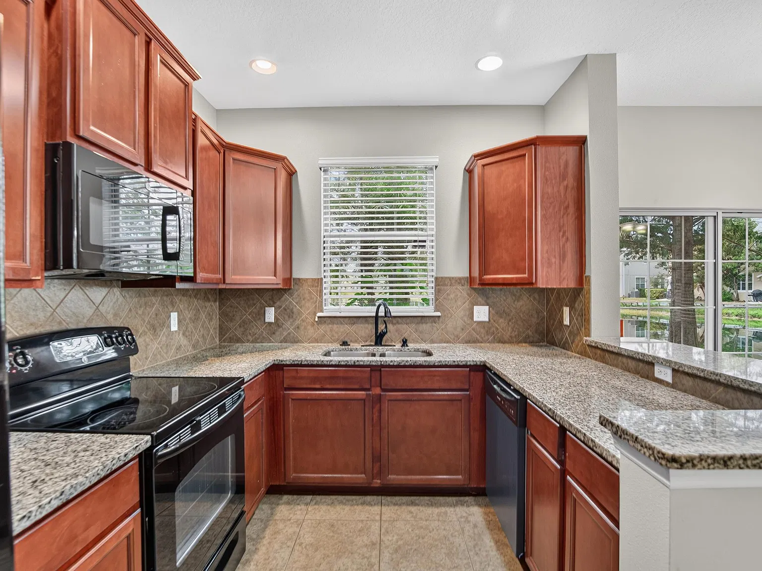 2 bed, 1260 sqft, $2,200 — Photo 4