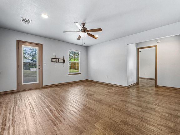 5th image of 1812 Forestglade Dr