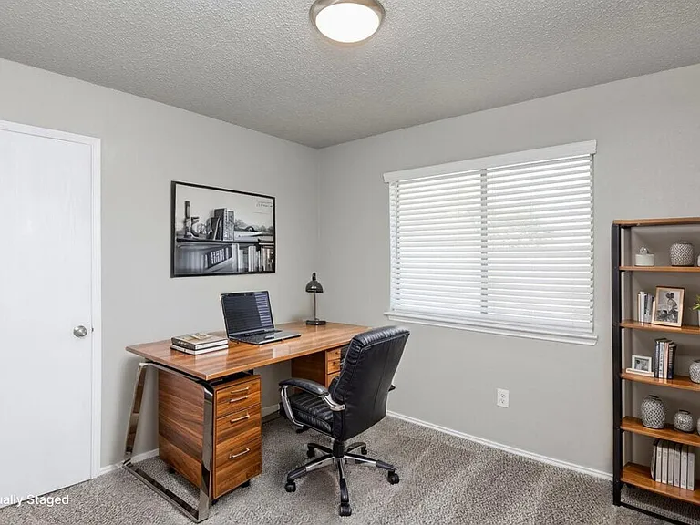 1121 Sandalwood Dr — Photo 15
