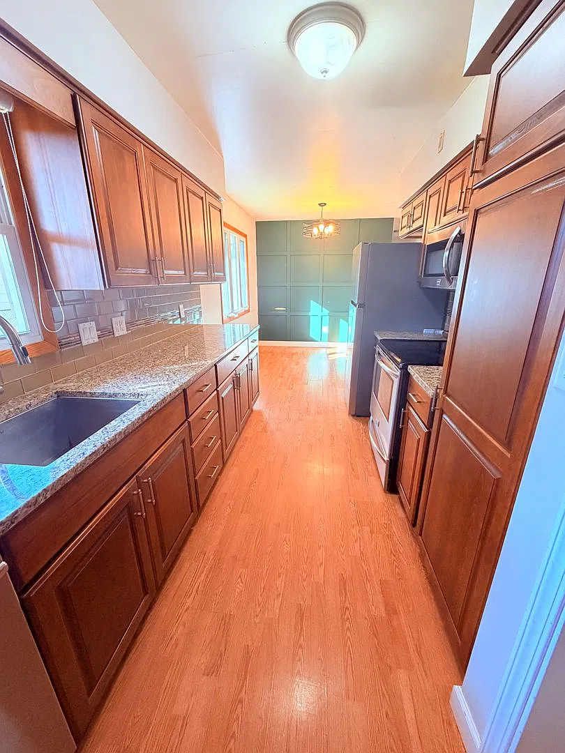 4 bedroom 2 bathroom house — Photo 1