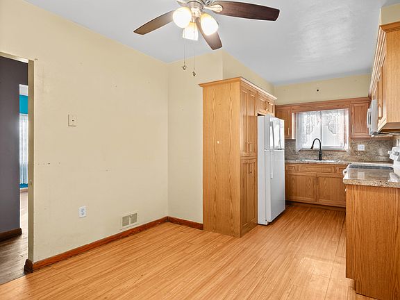 2nd image of 136 Wood St