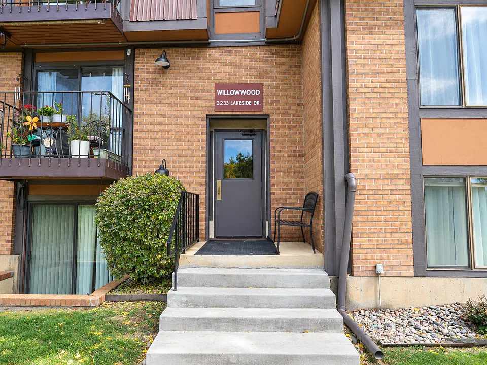 3233 Lakeside Dr #308