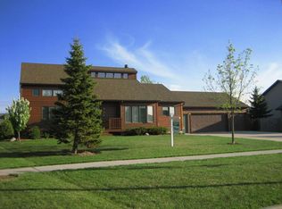 573 Evergreen Dr, Grand Forks, ND 58201