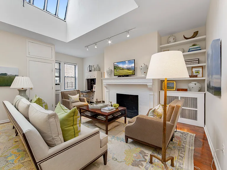 9 E 10th St #5F — Photo 1