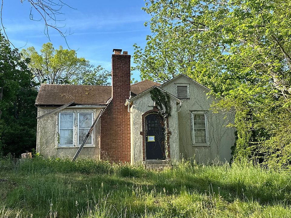 1st image of 600 3rd Ave W