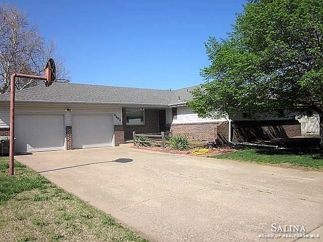 1st image of 2203 Applewood Ln