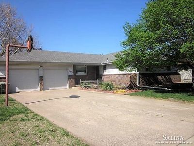 2203 Applewood Ln, Salina, KS, 67401