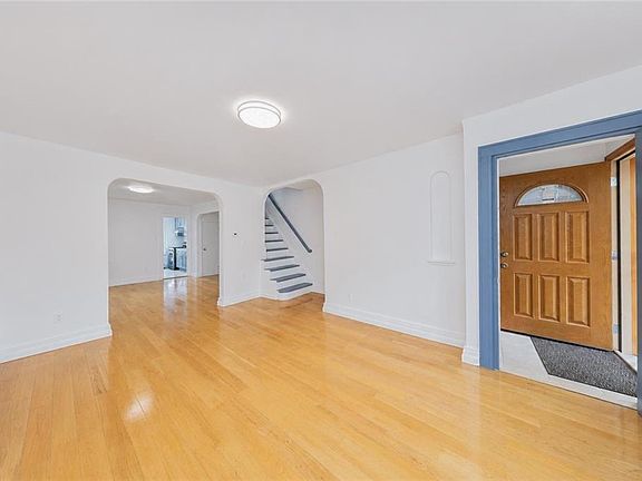 3rd image of 307 Bay 8th St