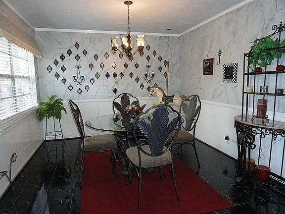 2nd image of 810 Missouri St