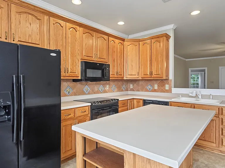 141 Canterbury Dr — Photo 11