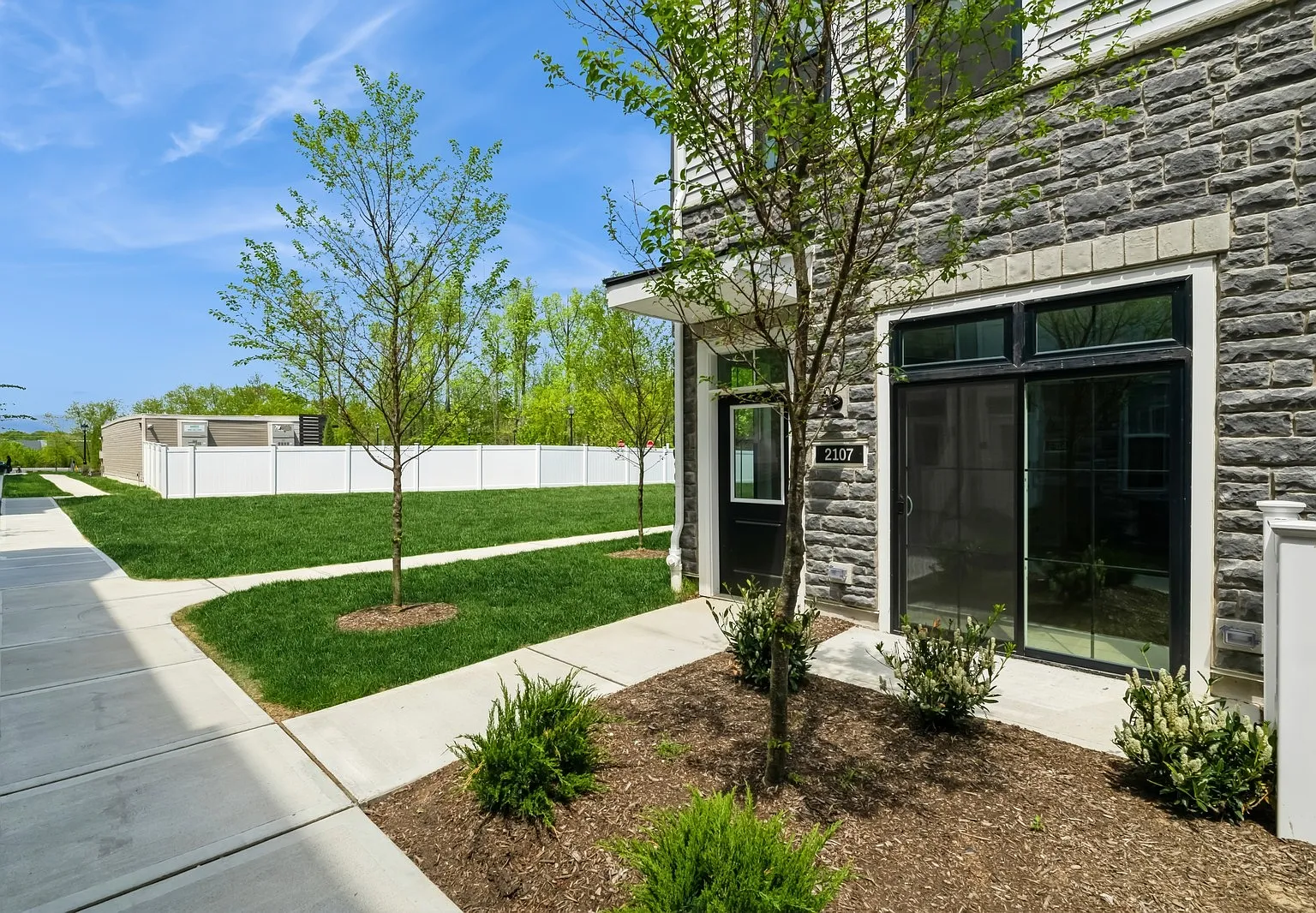 3 bed, 1860 sqft, $4,075 — Photo 4