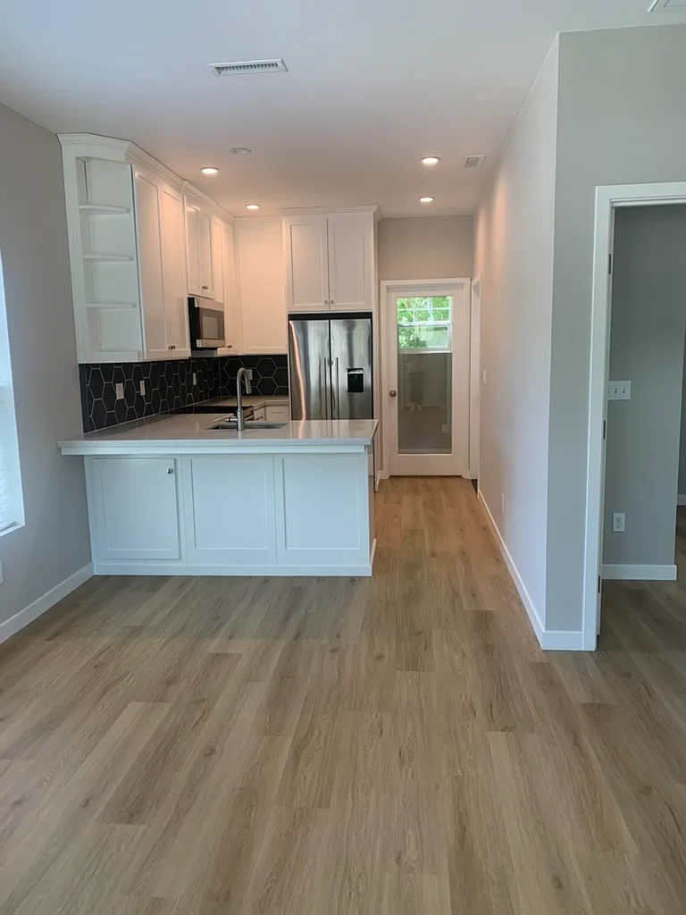 2 bed, 850 sqft, $3,600 — Photo 3