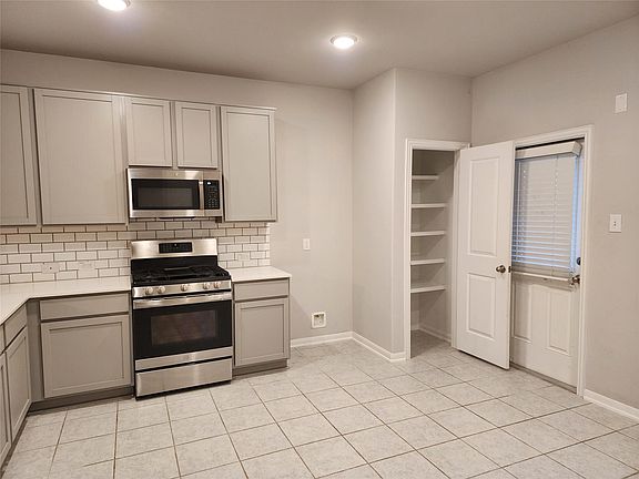 3rd image of 411 Barren Oak Ln