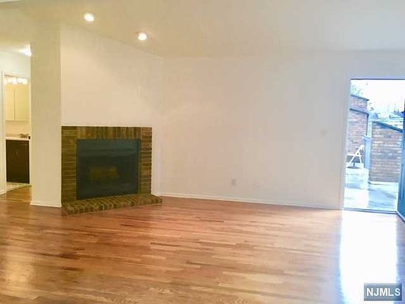 4th image of 1493 John St Unit 1493