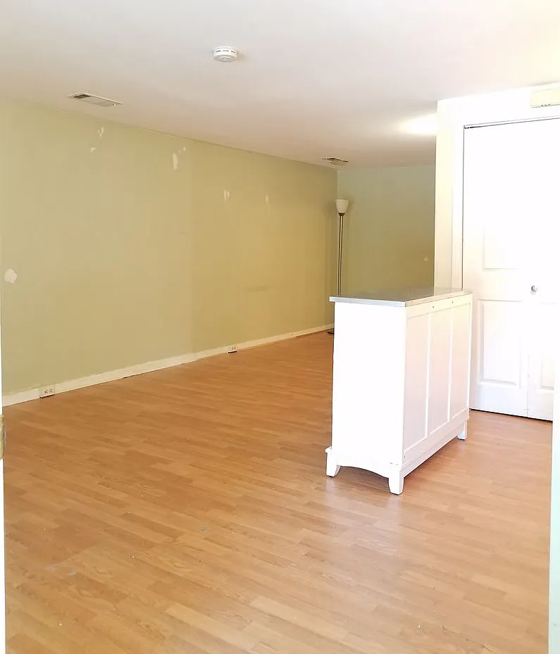 Adorable second level Studio Condo available mid September! — Photo 4