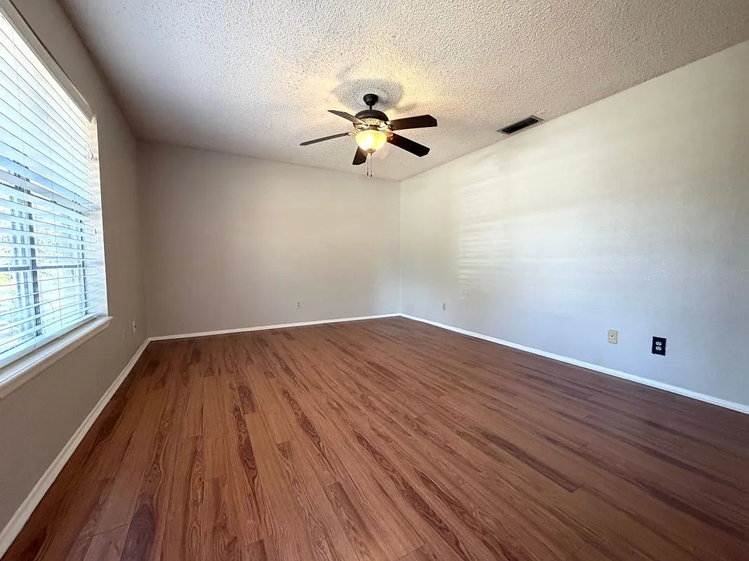 4 bed, 1.0 bath, 1403 sqft, $1,400 — Photo 3