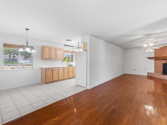 3rd image of 6201 Oakclaire Dr