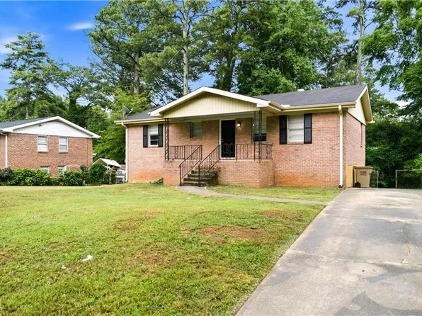 997 Pineglen Dr, Forest Park, GA 30297