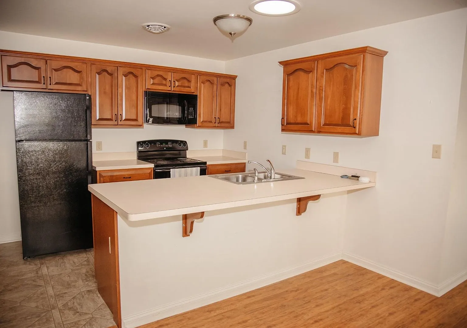 2 Bedroom, 1 Bath, 1st Floor Living, 1 Car Garage. — Photo 3