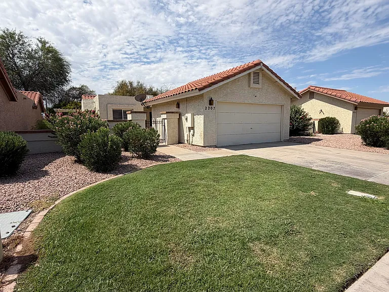 2207 W Ironwood Dr — Photo 1