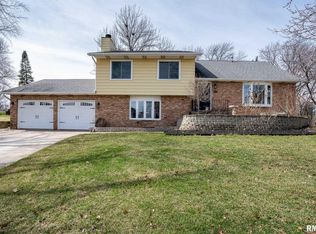 2404 Pioneer Ct, Davenport, IA 52804