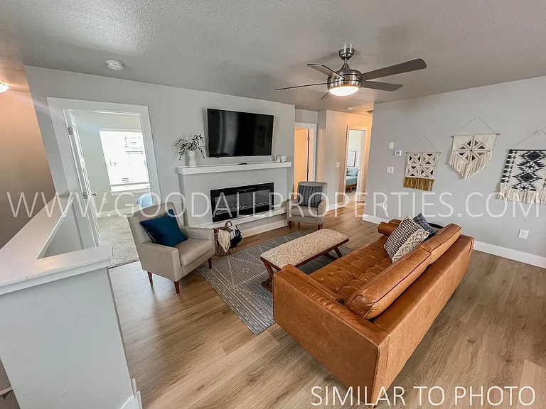 610 NE Hunter Dr — Photo 5
