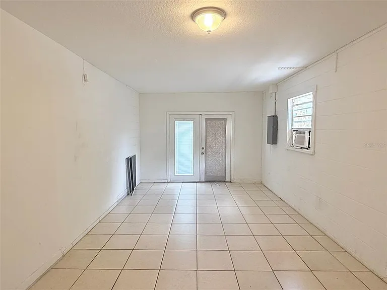 2615 E Curtis St — Photo 23