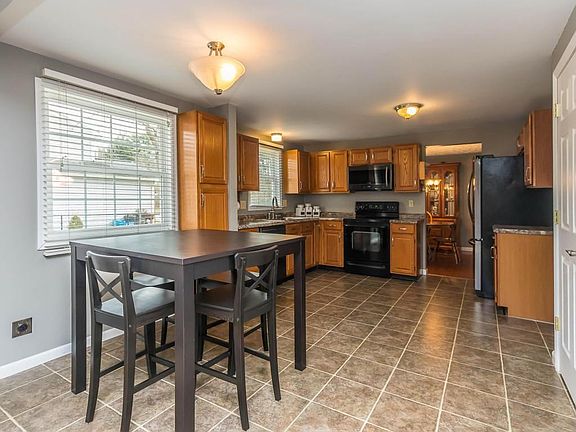 5th image of 8 Ormsbee Ave