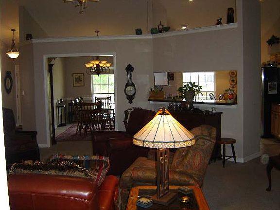 5th image of 154 Carriage Dr