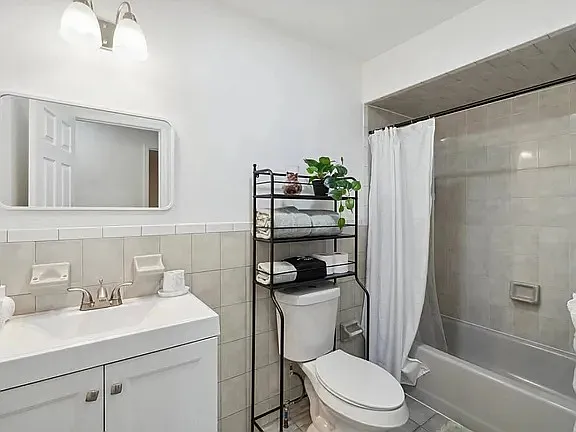 GUESTS BATHROOM