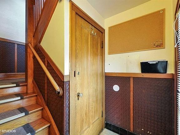 3rd image of 2237 Scoville Ave Floor 1