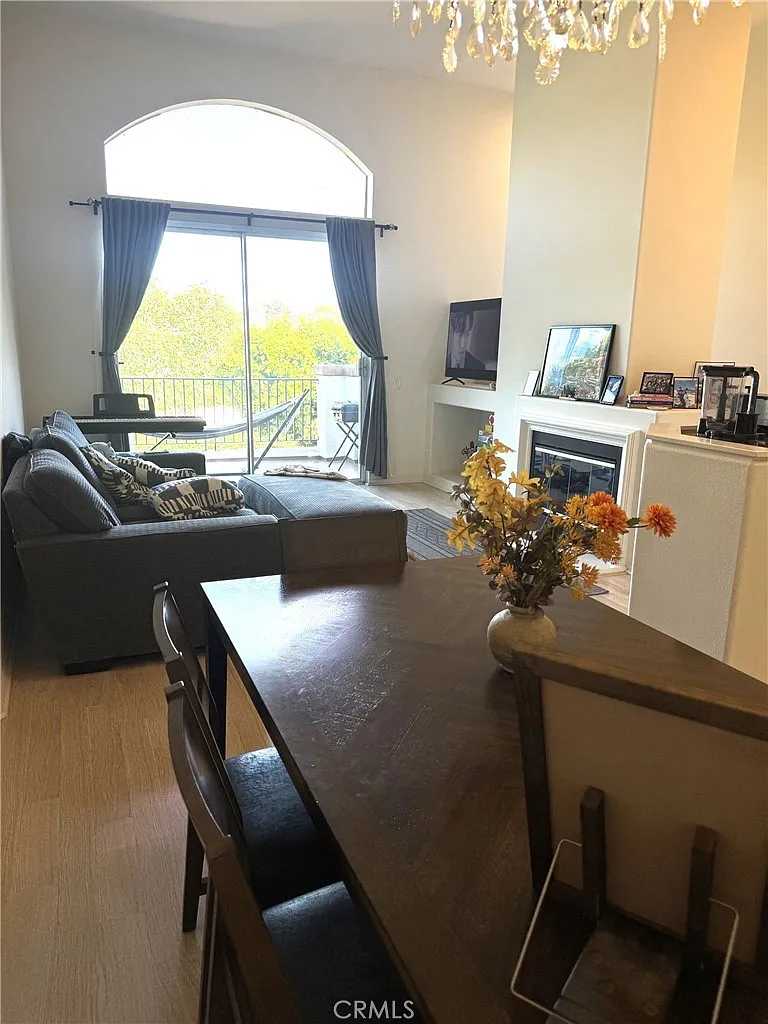 3 bed, 1177 sqft, $4,000 — Photo 3
