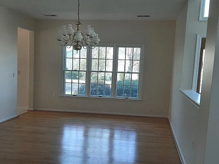 52 Westminster Dr — Photo 8