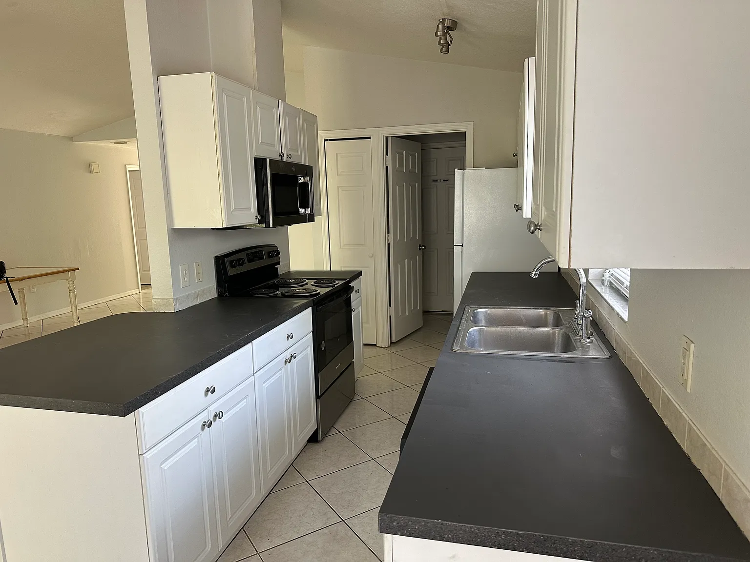 3 bed, 1347 sqft, $1,900 — Photo 3