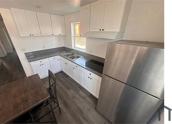 3rd image of 252 E 79th St