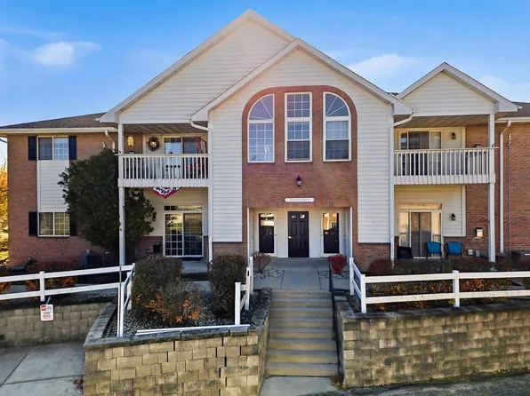 W241N2507 East Parkway Meadow CIRCLE #6, Pewaukee, WI 53072