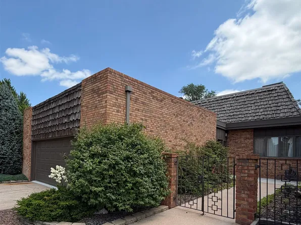 20 Village Dr, Hastings, NE 68901