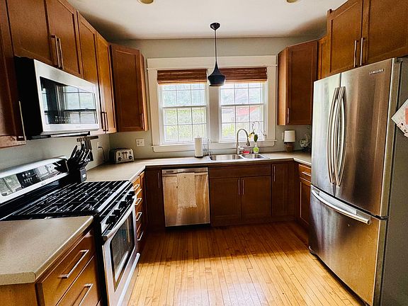 5th image of 360 Carlton Ave SE