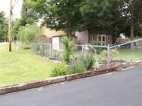 2nd image of 923 Forest Glen Dr